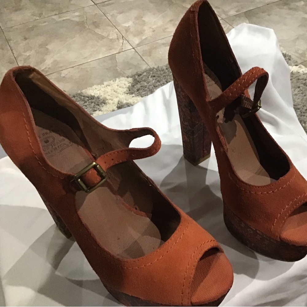 Lucky Brand Neece Platform Heels women’s 7.5M orange suede printed heel.